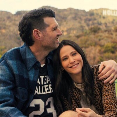 Jackie Tohn y Timothy Simons en 'Lo dejamos en el árbol' de 'Nobody Wants This'