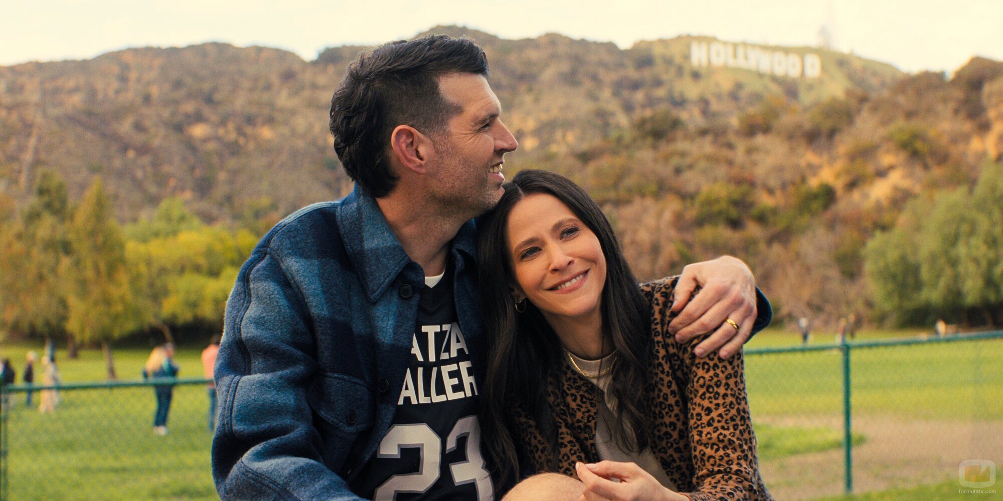 Jackie Tohn y Timothy Simons en 'Lo dejamos en el árbol' de 'Nobody Wants This'