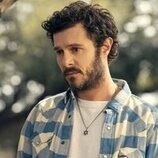 Adam Brody en 2x02 titulado 'Lo dejamos en el árbol' de 'Nadie quiere esto'