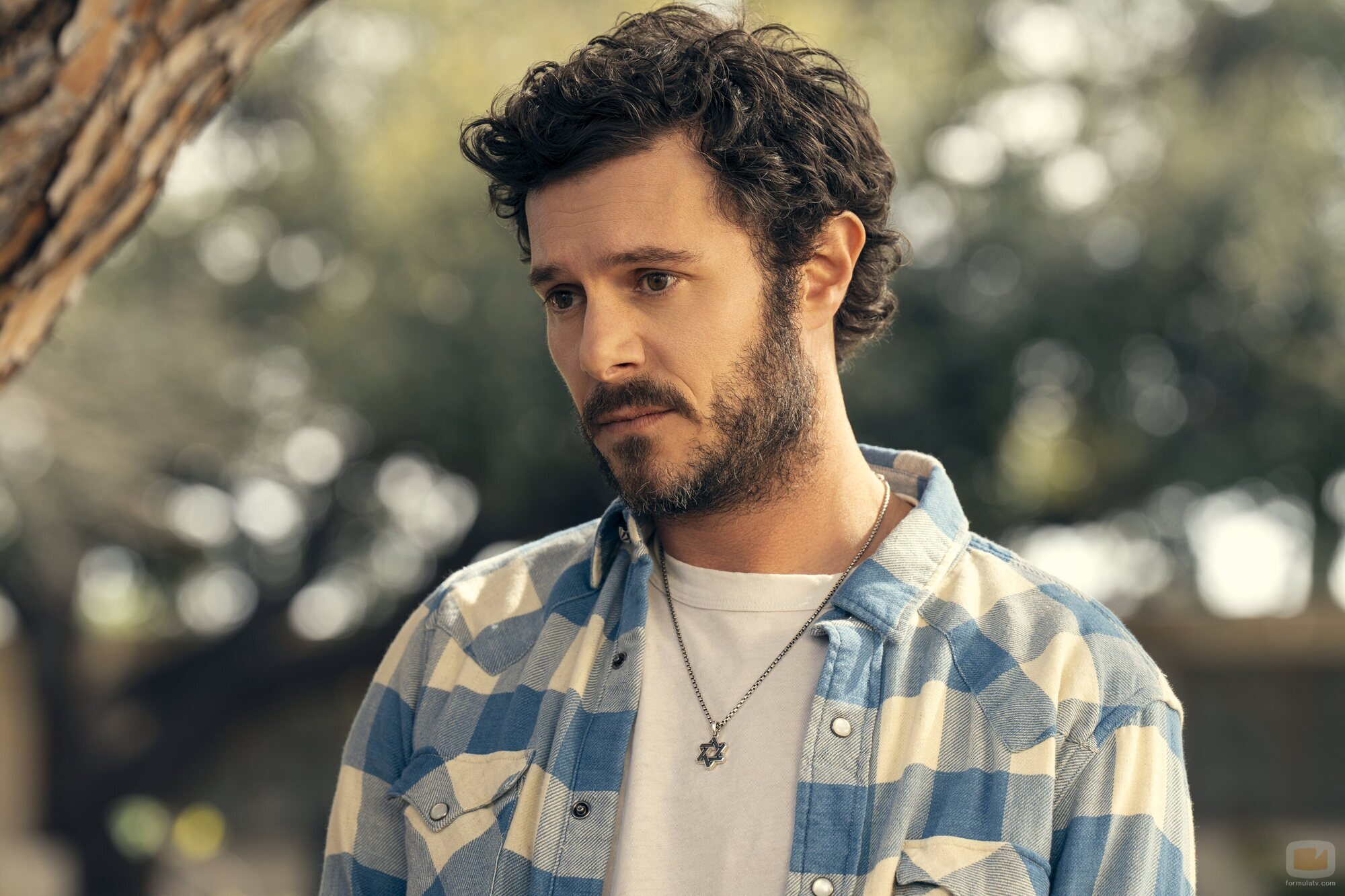 Adam Brody en 2x02 titulado 'Lo dejamos en el árbol' de 'Nadie quiere esto'
