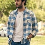 Escena de Adam Brody en 2x02 'Lo dejamos en el árbol' de 'Nadie quiere esto'
