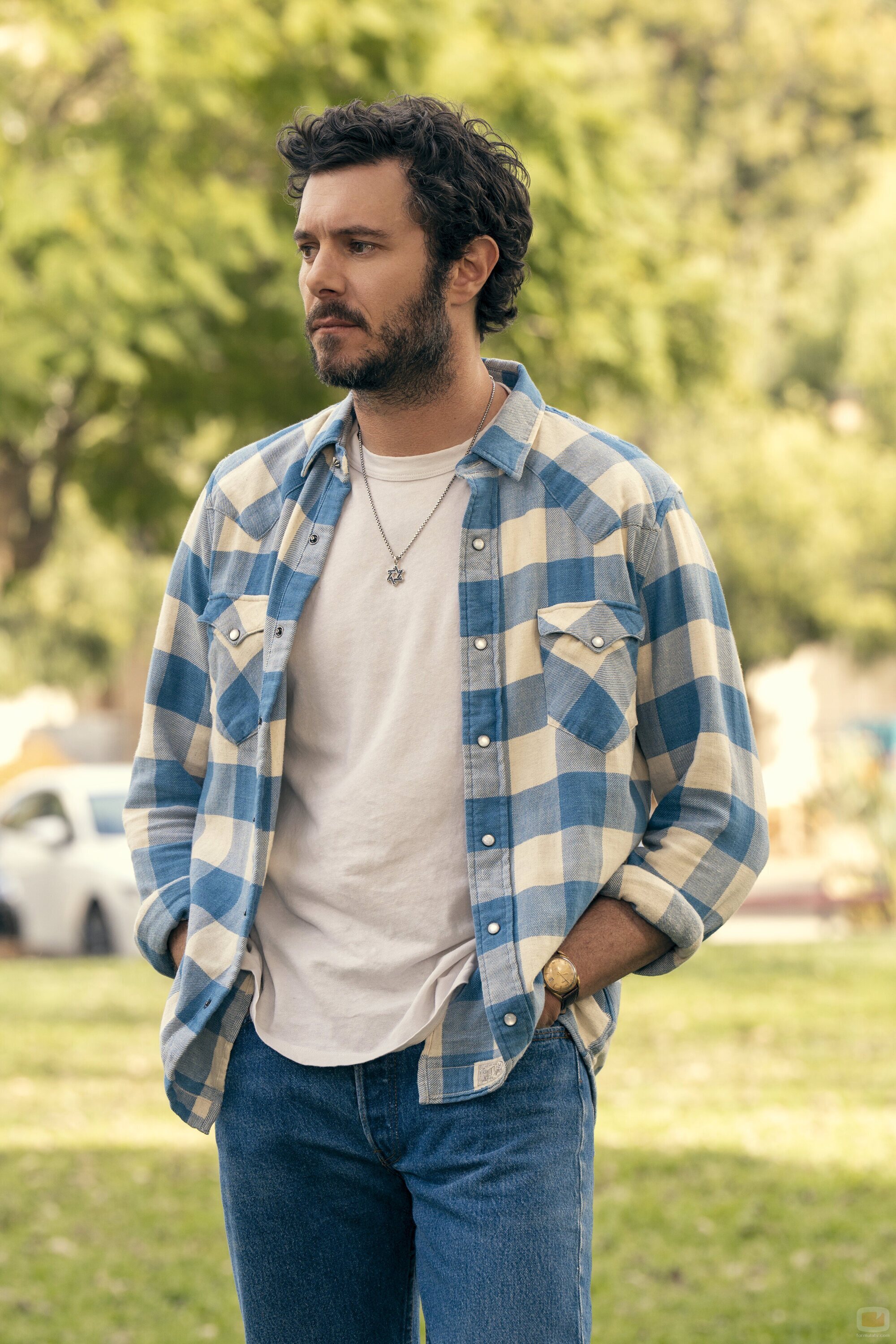 Escena de Adam Brody en 2x02 'Lo dejamos en el árbol' de 'Nadie quiere esto'