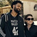 Miles Fowler y Tovah Feldshuh en Capítulo 2 titulado 'Lo dejamos en el árbol' de 'Nadie quiere esto'