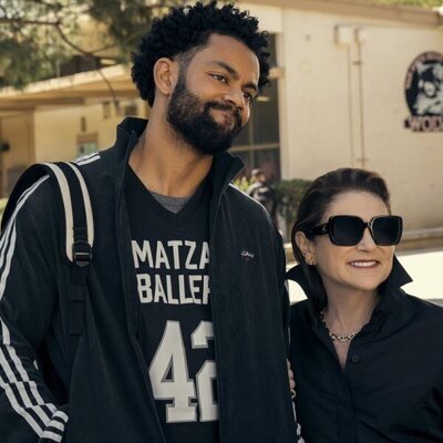 Miles Fowler y Tovah Feldshuh en Capítulo 2 titulado 'Lo dejamos en el árbol' de 'Nadie quiere esto'