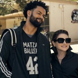 Miles Fowler y Tovah Feldshuh en Capítulo 2 titulado 'Lo dejamos en el árbol' de 'Nadie quiere esto'