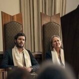 Adam Brody en el 2x02 de 'Nadie quiere esto'