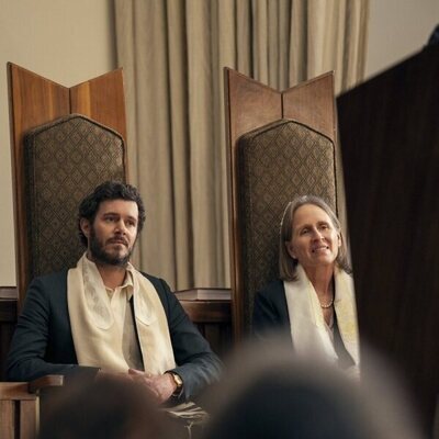 Adam Brody en el 2x02 de 'Nadie quiere esto'