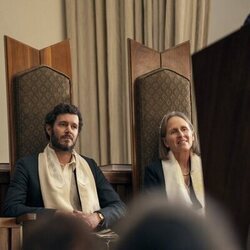 Adam Brody en el 2x02 de 'Nadie quiere esto'