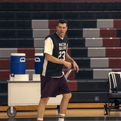 Timothy Simons en 'Lo dejamos en el árbol' de 'Nobody Wants This'