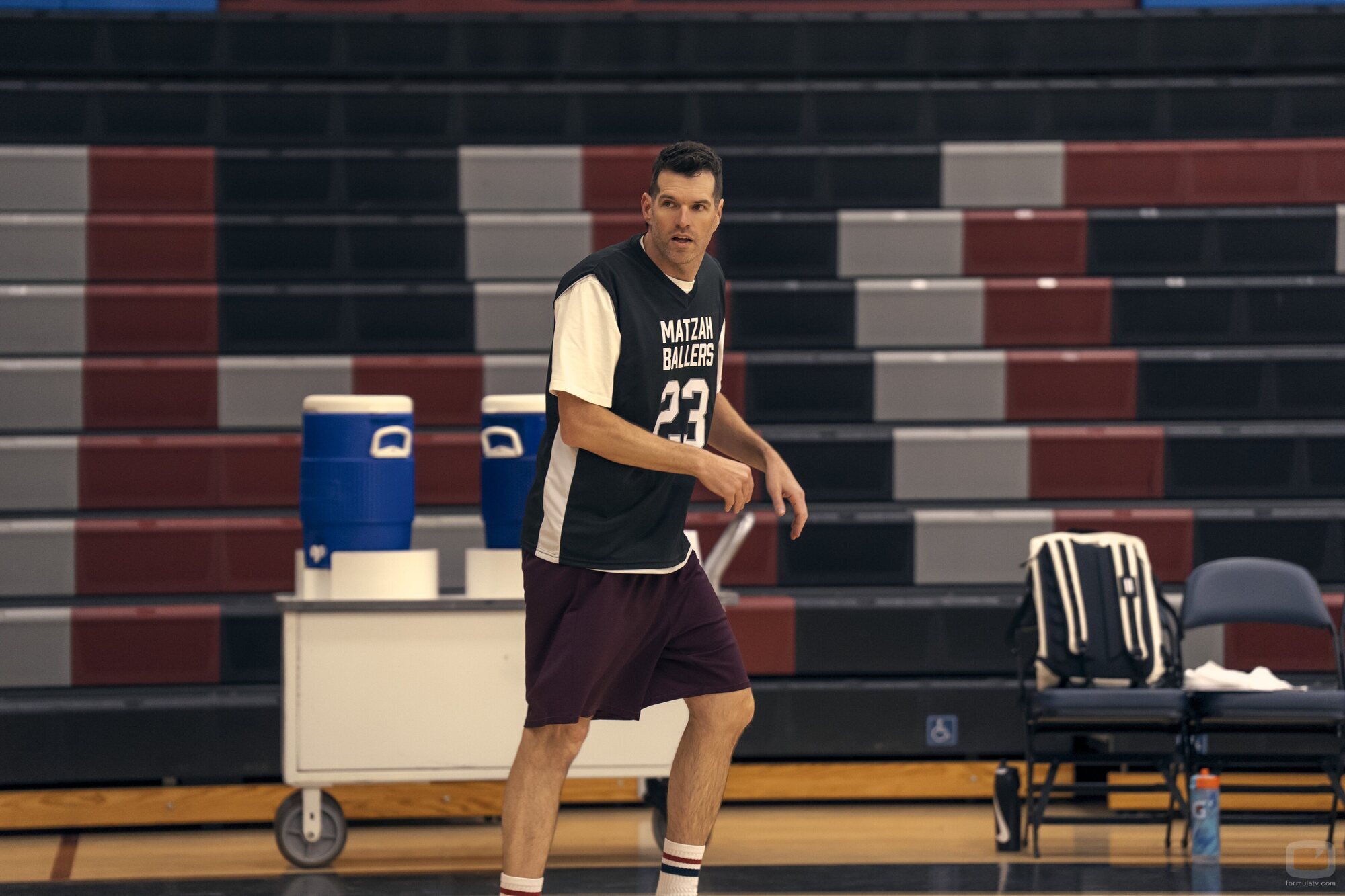 Timothy Simons en 'Lo dejamos en el árbol' de 'Nobody Wants This'