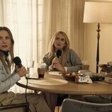 Kristen Bell y Justine Lupe en 2x03 'El psicólogo inmoral' de 'Nadie quiere esto'