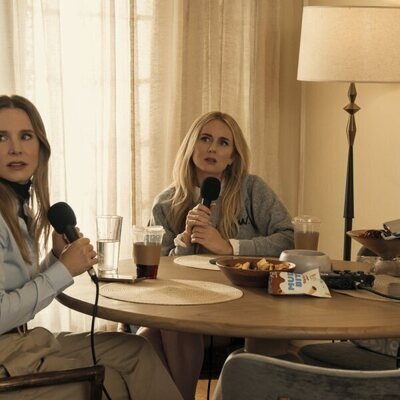 Kristen Bell y Justine Lupe en 2x03 'El psicólogo inmoral' de 'Nadie quiere esto'