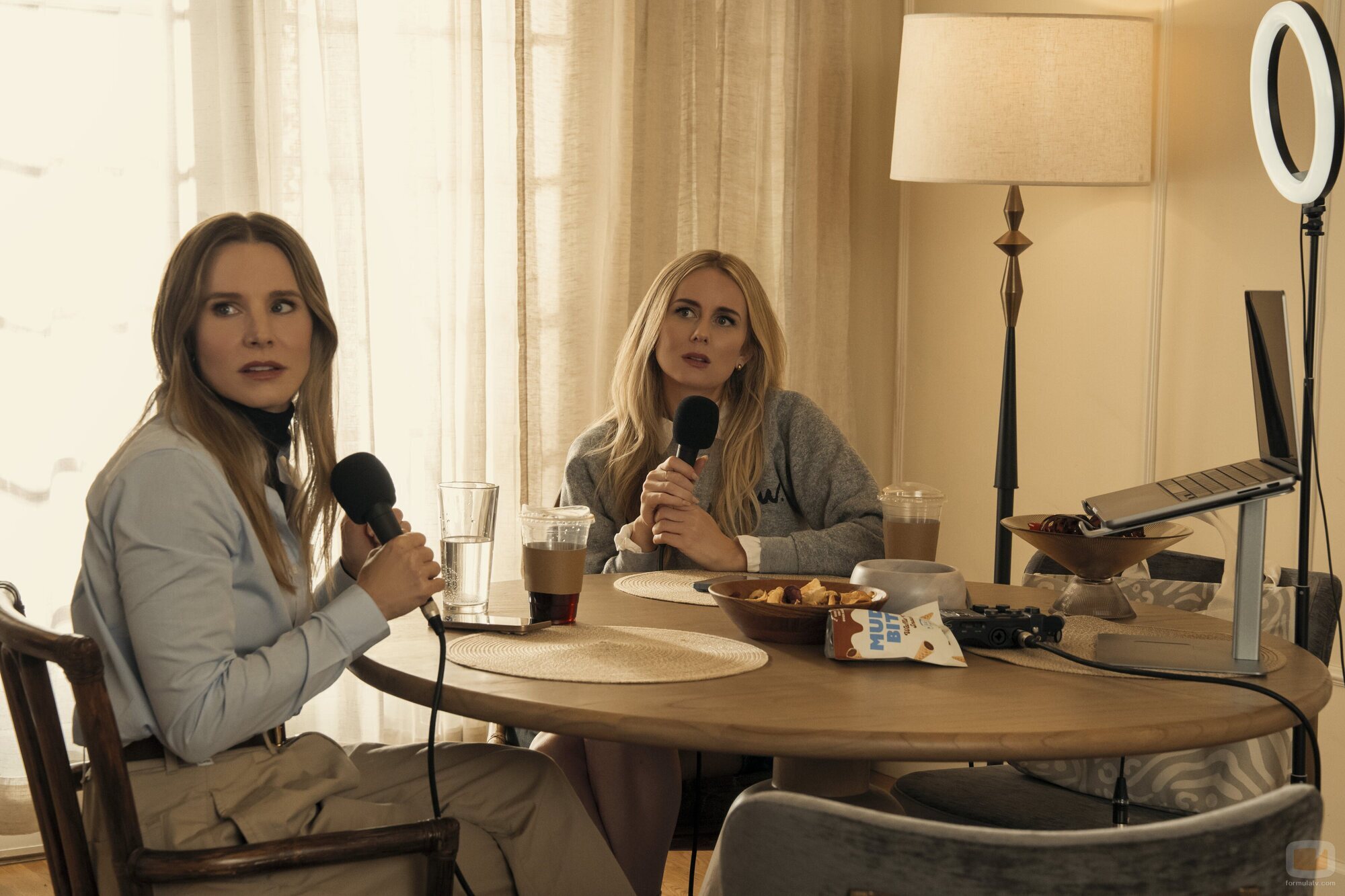 Kristen Bell y Justine Lupe en 2x03 'El psicólogo inmoral' de 'Nadie quiere esto'