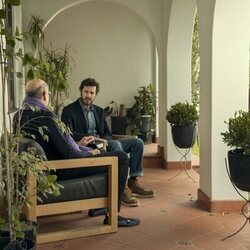 Adam Brody en 'El psicólogo inmoral' de 'Nobody Wants This'