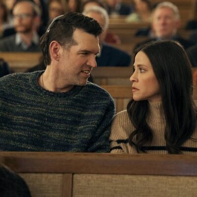 Jackie Tohn y Timothy Simons en el 2x03 de 'Nadie quiere esto'