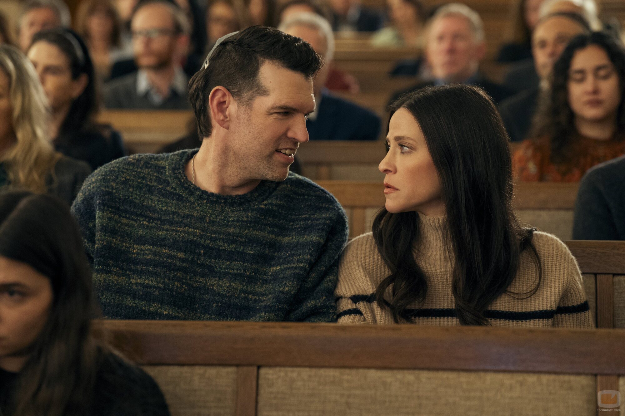 Jackie Tohn y Timothy Simons en el 2x03 de 'Nadie quiere esto'