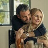 Justine Lupe y Arian Moayed en 2x03 'El psicólogo inmoral' de 'Nadie quiere esto'