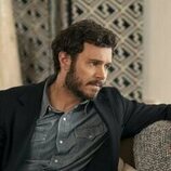 Adam Brody en el 2x03 de 'Nobody Wants This'