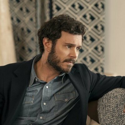 Adam Brody en el 2x03 de 'Nobody Wants This'