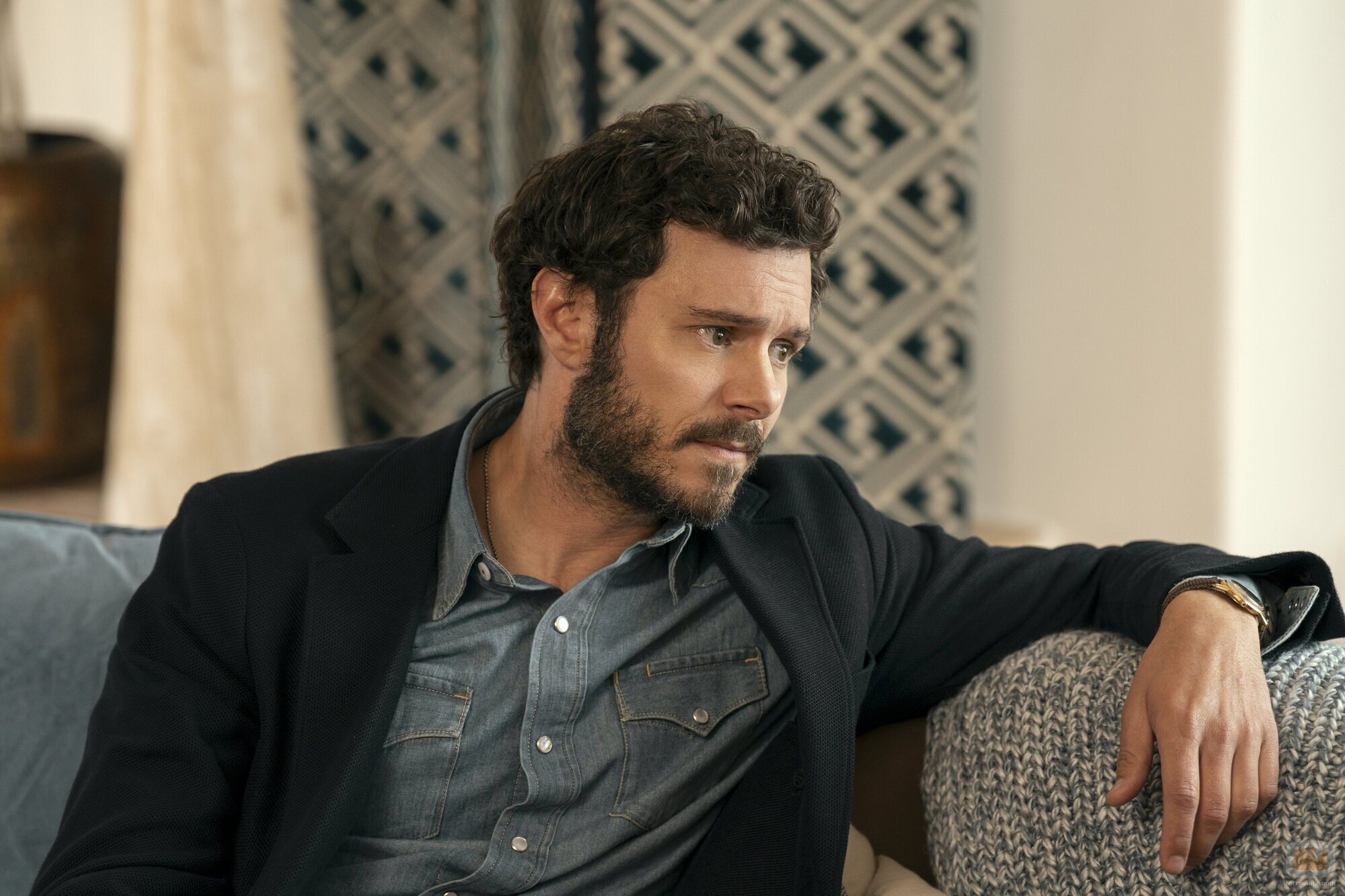 Adam Brody en el 2x03 de 'Nobody Wants This'