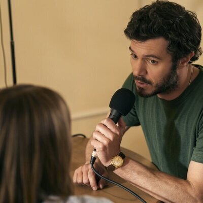 Adam Brody en 2x03 'El psicólogo inmoral' de 'Nadie quiere esto'