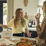 Kristen Bell y Justine Lupe en la temporada 2 y el capítulo 03 de 'Nadie quiere esto'