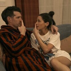 Timothy Simons y Jackie Tohn en la temporada 2 y el capítulo 03 de 'Nadie quiere esto'
