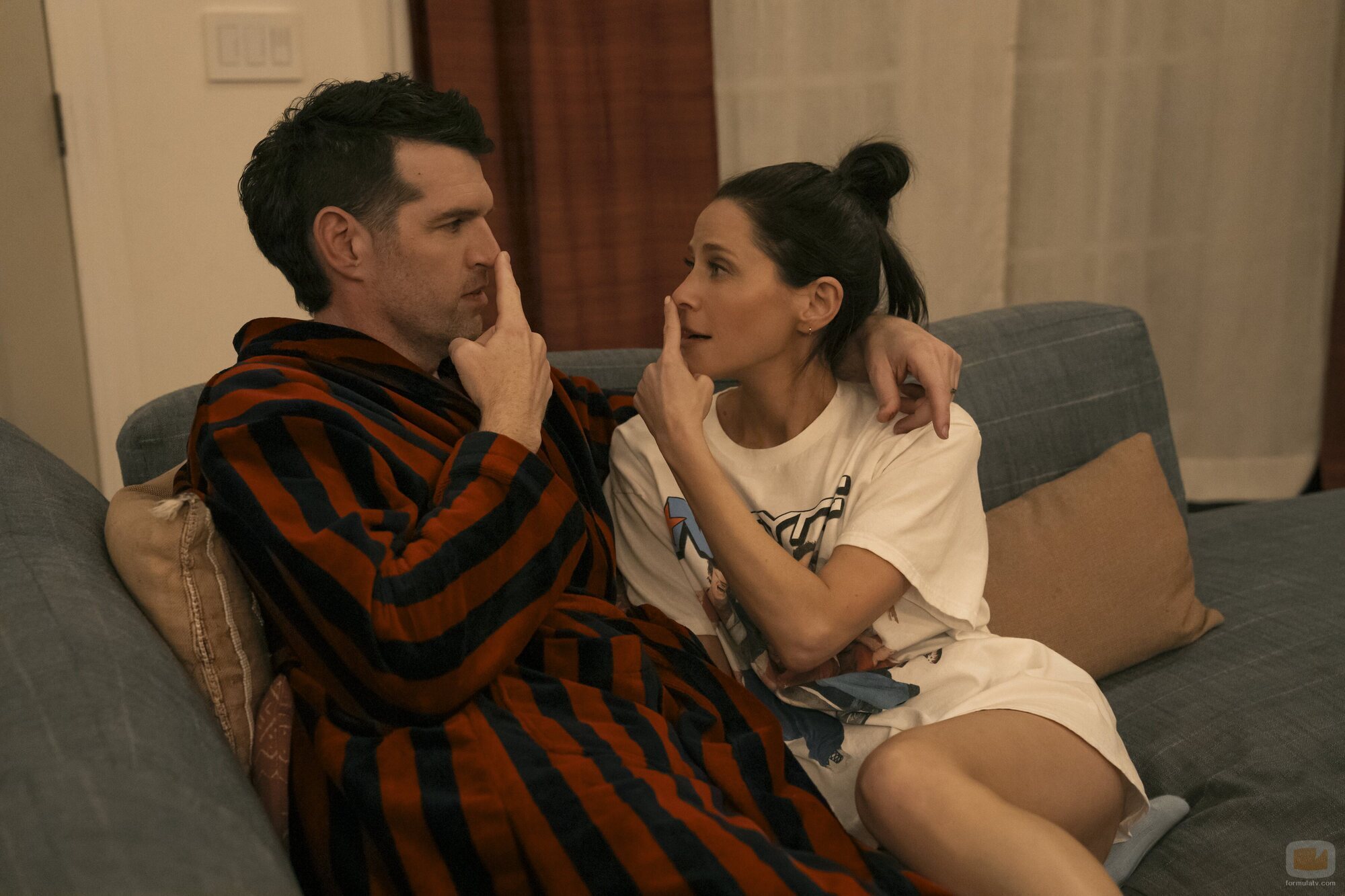 Timothy Simons y Jackie Tohn en la temporada 2 y el capítulo 03 de 'Nadie quiere esto'