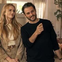 Justine Lupe y Arian Moayed en 2x03 titulado 'El psicólogo inmoral' de 'Nadie quiere esto'