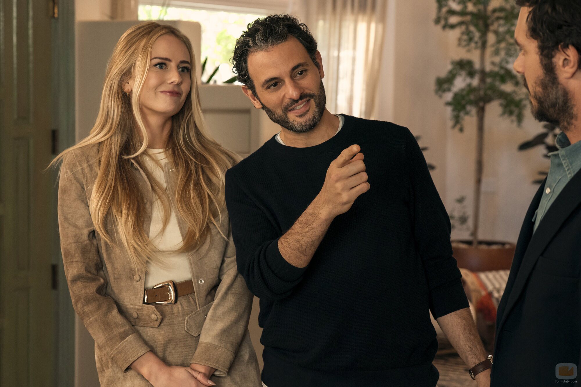 Justine Lupe y Arian Moayed en 2x03 titulado 'El psicólogo inmoral' de 'Nadie quiere esto'