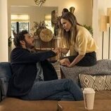 Adam Brody y Kristen Bell en 'El psicólogo inmoral' de 'Nadie quiere esto'