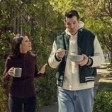 Jackie Tohn y Timothy Simons en 'El psicólogo inmoral' de 'Nadie quiere esto'