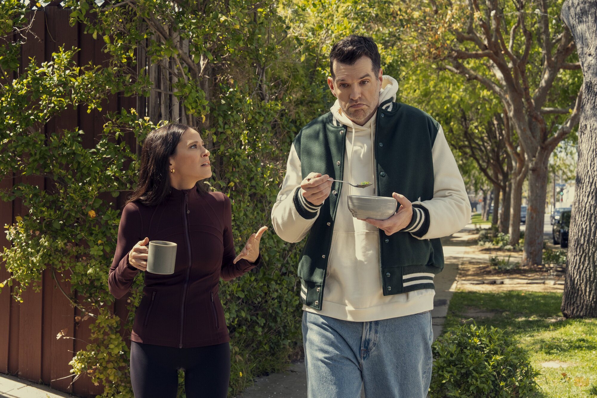 Jackie Tohn y Timothy Simons en 'El psicólogo inmoral' de 'Nadie quiere esto'