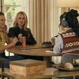 Kristen Bell y Justine Lupe en la temporada 2 y el capítulo 04 de 'Nadie quiere esto'