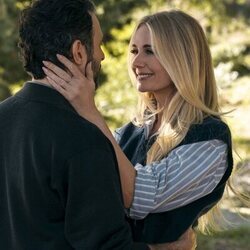 Justine Lupe y Arian Moayed en 'San Valentín' de 'Nadie quiere esto'