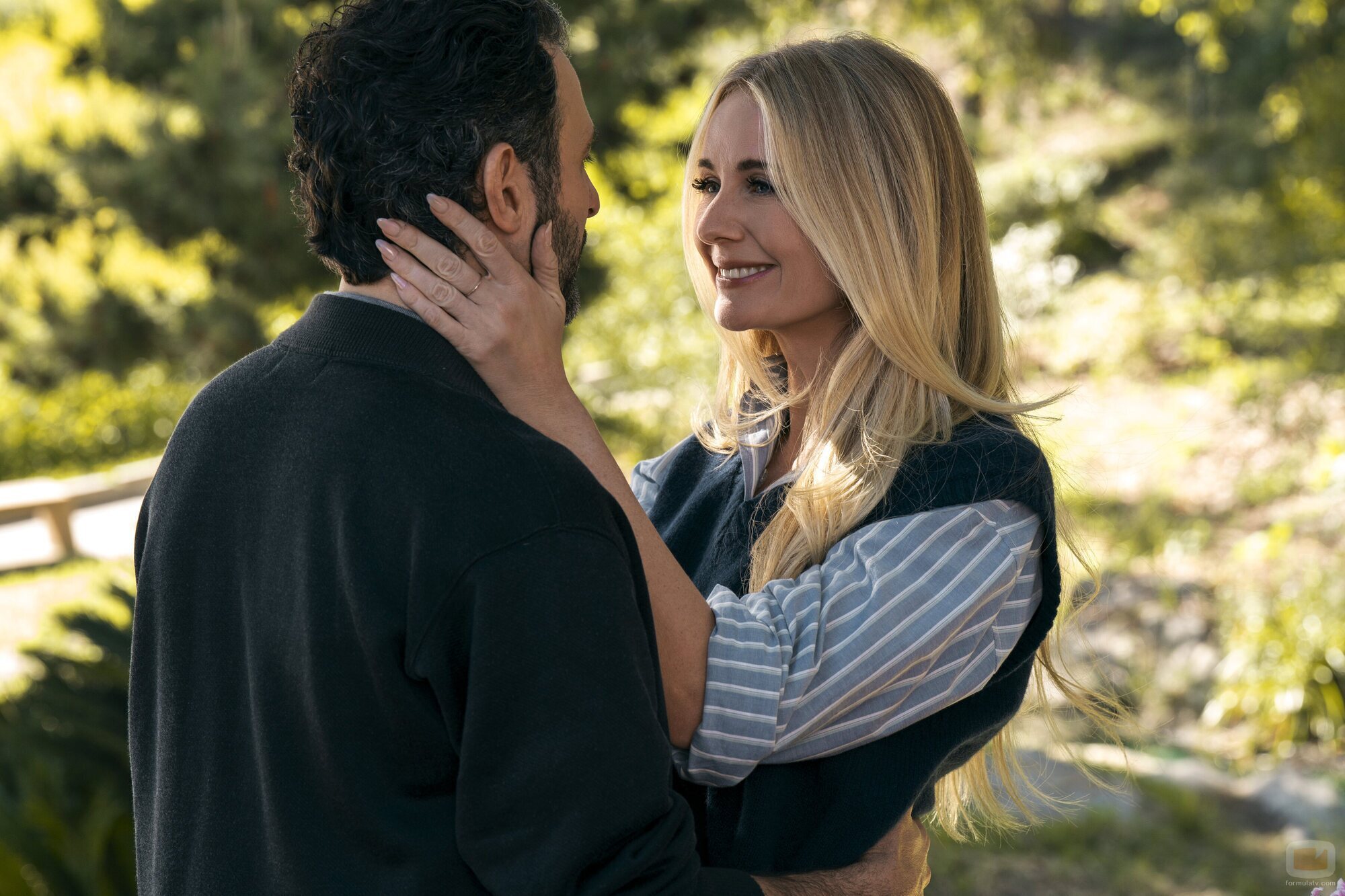 Justine Lupe y Arian Moayed en 'San Valentín' de 'Nadie quiere esto'