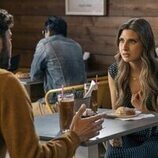 Emily Arlook y Adam Brody en 2x04 'San Valentín' de 'Nadie quiere esto'