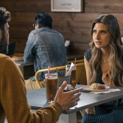 Emily Arlook y Adam Brody en 2x04 'San Valentín' de 'Nadie quiere esto'