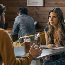 Emily Arlook y Adam Brody en 2x04 'San Valentín' de 'Nadie quiere esto'