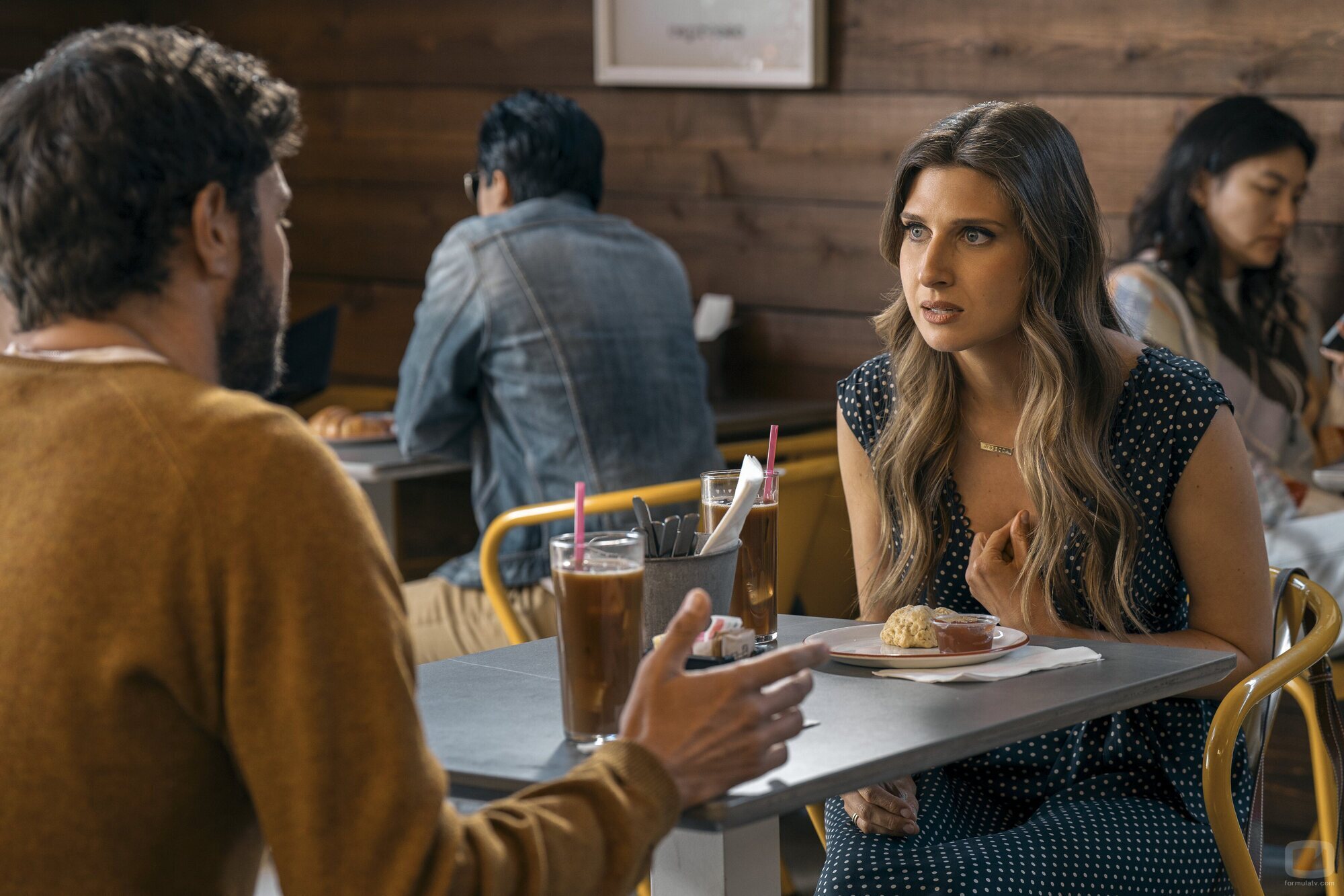 Emily Arlook y Adam Brody en 2x04 'San Valentín' de 'Nadie quiere esto'