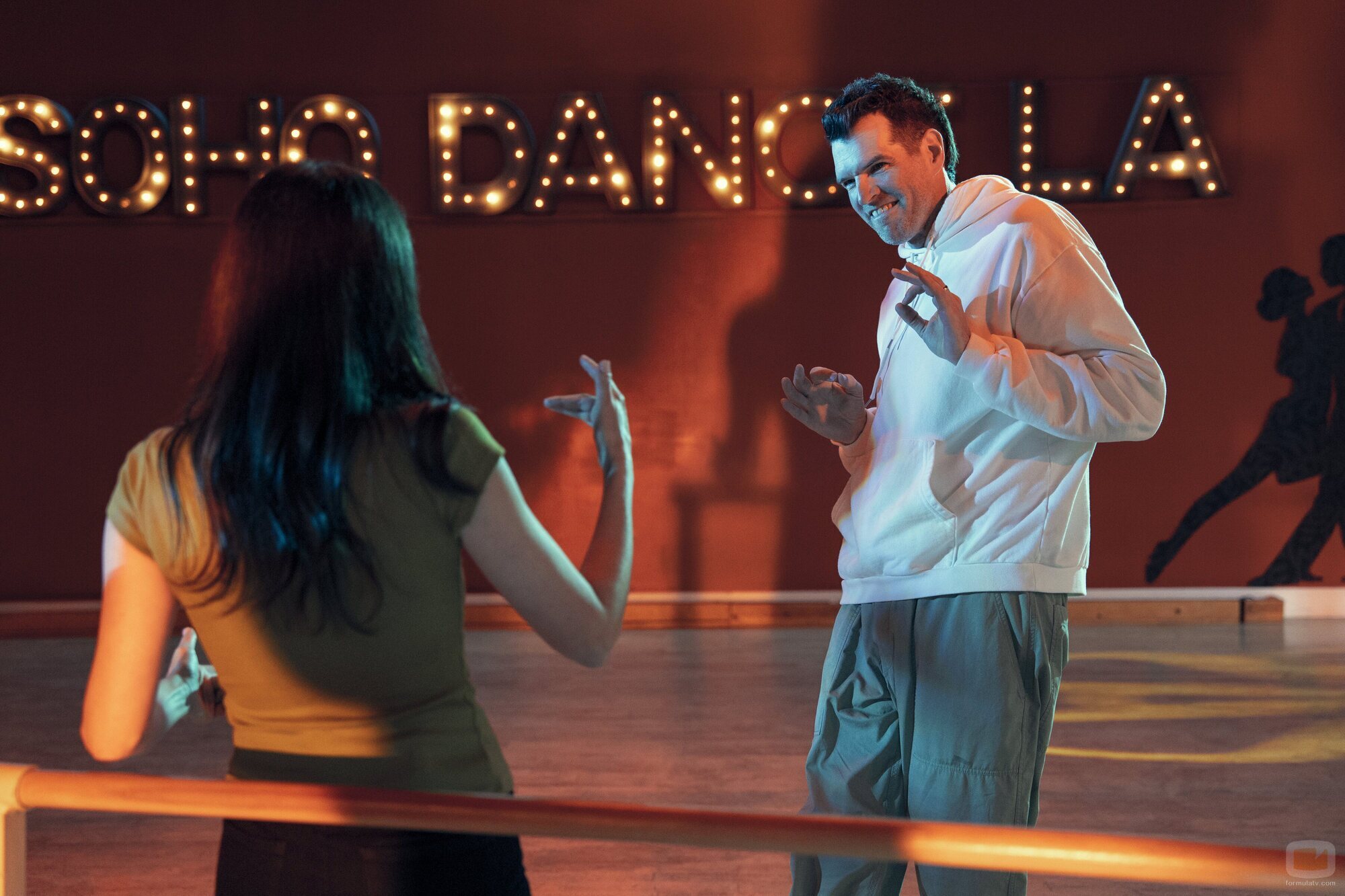 Timothy Simons en 'San Valentín' de 'Nobody Wants This'