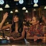 Jackie Tohn y Kristen Bell en 2x05 'Abby Granizados' de 'Nadie quiere esto'