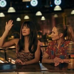 Jackie Tohn y Kristen Bell en 2x05 'Abby Granizados' de 'Nadie quiere esto'