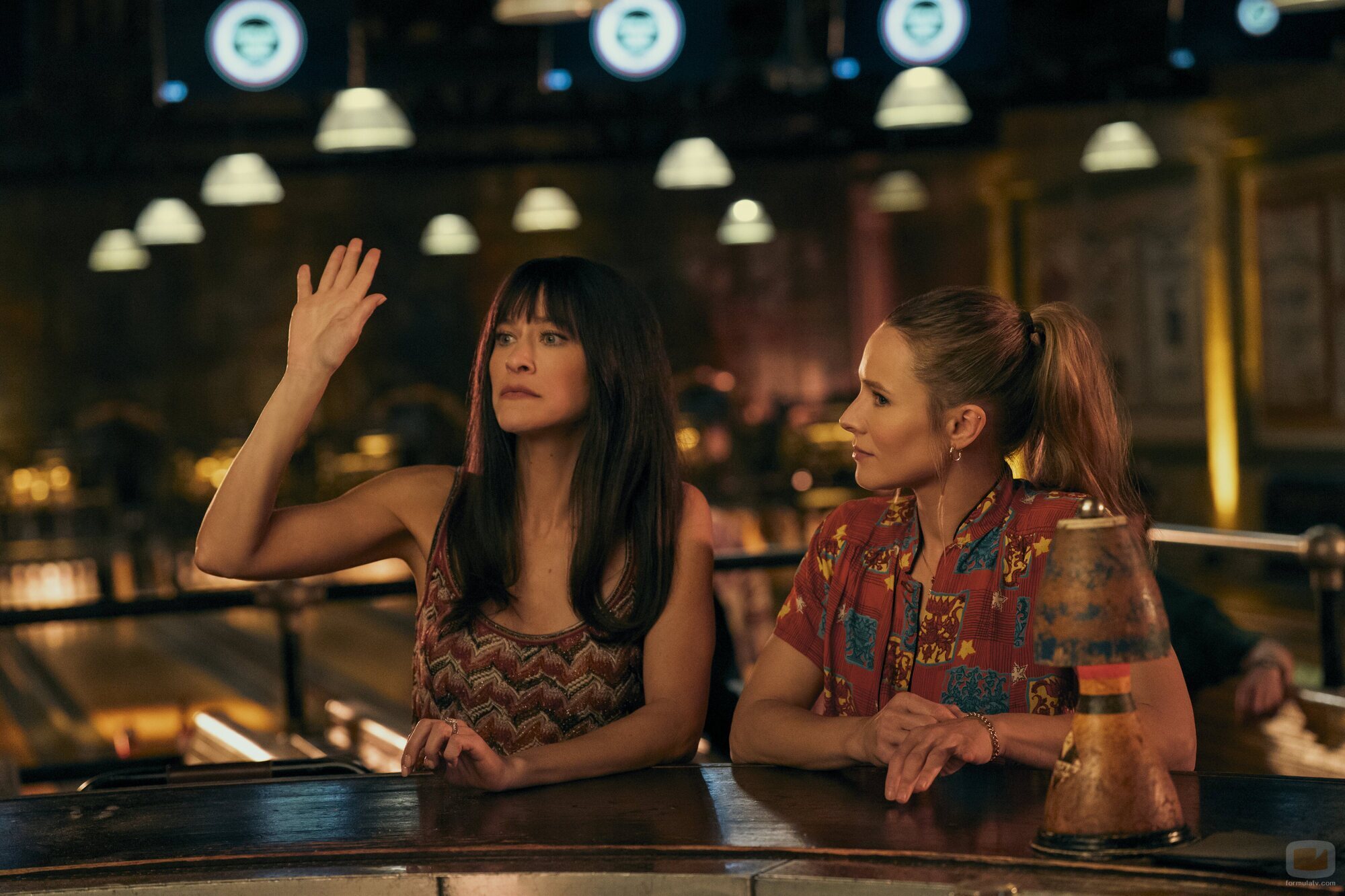 Jackie Tohn y Kristen Bell en 2x05 'Abby Granizados' de 'Nadie quiere esto'
