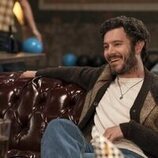 Adam Brody en el 2x05 de 'Nadie quiere esto'