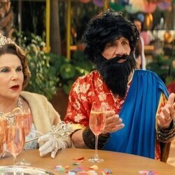 Tovah Feldshuh y Paul Ben-Victor en la temporada 2 y el capítulo 06 de 'Nadie quiere esto'