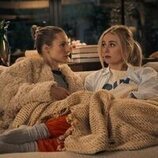 Kristen Bell y Justine Lupe en Capítulo 6 titulado 'Todo es posible' de 'Nadie quiere esto'