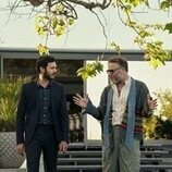 Adam Brody y Seth Rogen en 'Todo es posible' de 'Nadie quiere esto'