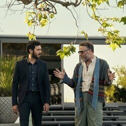 Adam Brody y Seth Rogen en 'Todo es posible' de 'Nadie quiere esto'