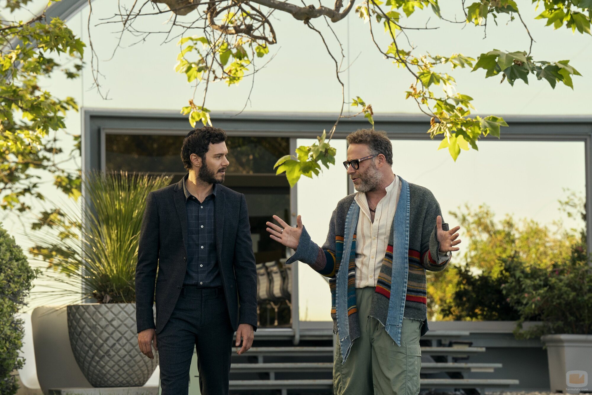 Adam Brody y Seth Rogen en 'Todo es posible' de 'Nadie quiere esto'